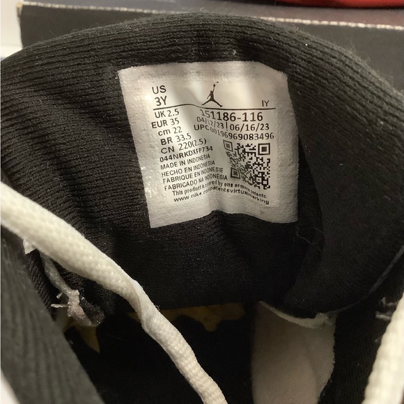 Air Jordan 12 Cherry Kids Size 3y - Picture 8 of 9